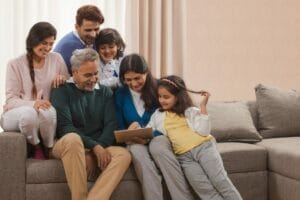 Famille souriante réunie dans le salon lisant la Bible ensemble, illustrant des principes bibliques pour une famille épanouie.